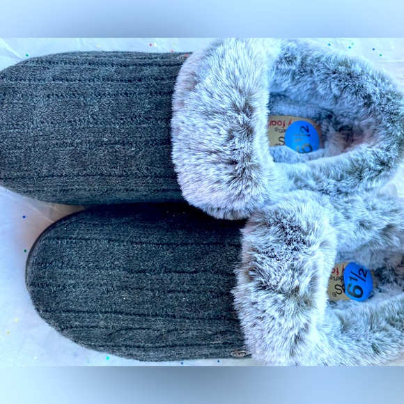 - Sketchers Memory Foam Slippers - Picture 3 of 6